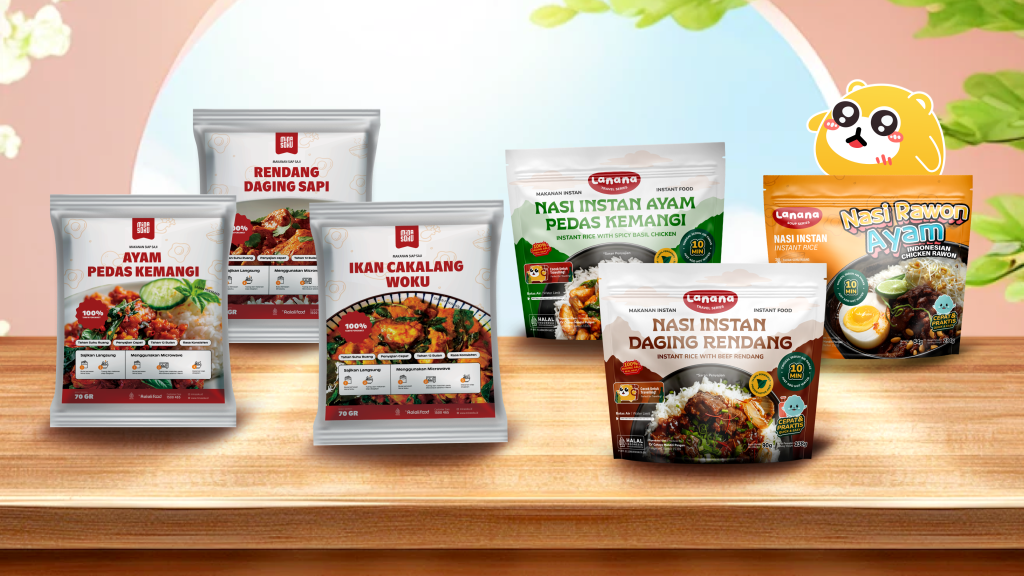 Tata letak datar dari kemasan makanan instan "Lanana" dengan cangkir uap, bahan-bahan beku kering, dan peralatan dapur di latar belakang yang cerah dan muda.