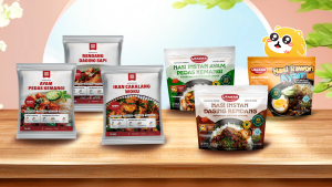 Tata letak datar dari kemasan makanan instan "Lanana" dengan cangkir uap, bahan-bahan beku kering, dan peralatan dapur di latar belakang yang cerah dan muda.